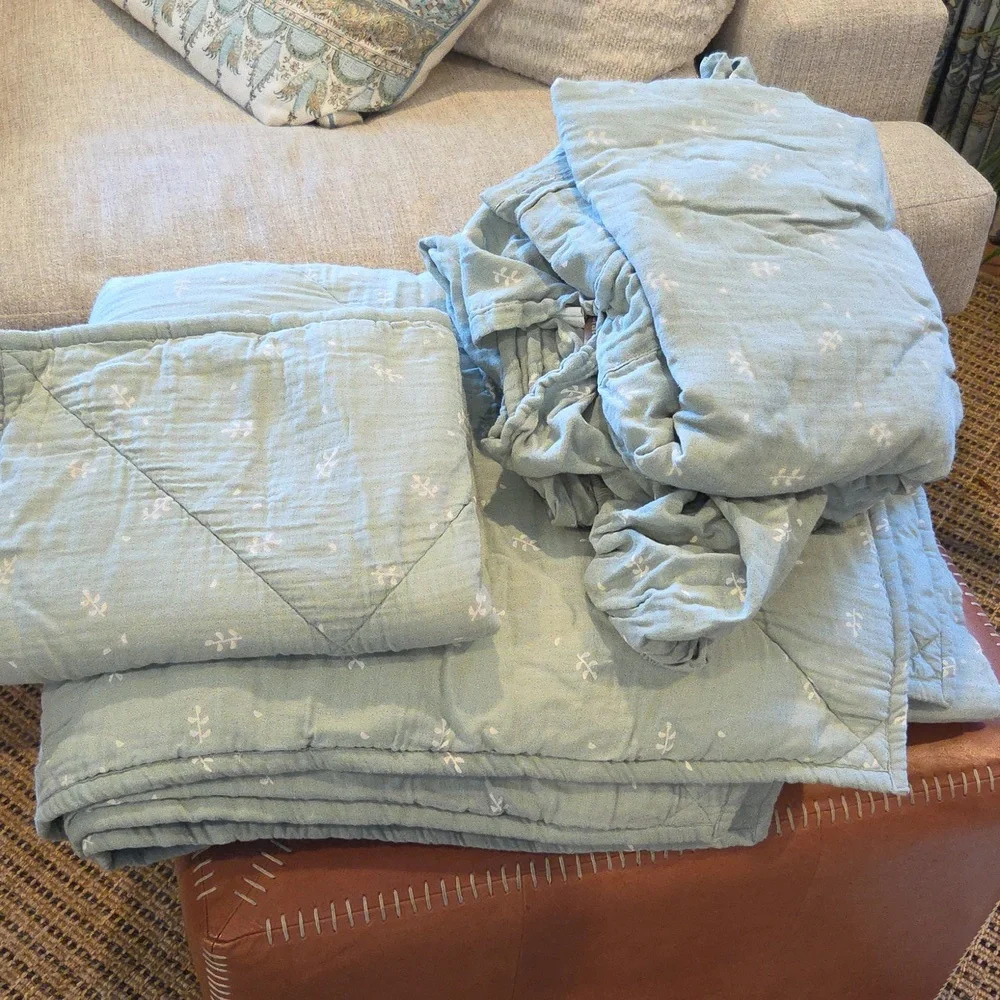 CRATE & BARREL Leaf Print Quilted Comforter, Pillow Sham, And Sheet Set NWOT